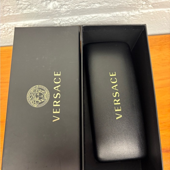 Versace eyeglass case with box - Picture 9 of 9